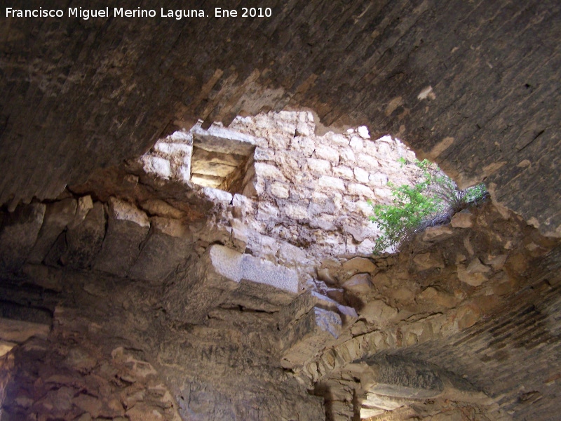 Castillo de Otiar. Torre del Homenaje - Castillo de Otiar. Torre del Homenaje. Suelo y saetera del segundo piso