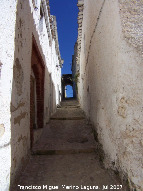 Casa de la Calle Caballeros Santiaguistas n 6 - Casa de la Calle Caballeros Santiaguistas n 6. Al fondo el Arco de Cavalcavia