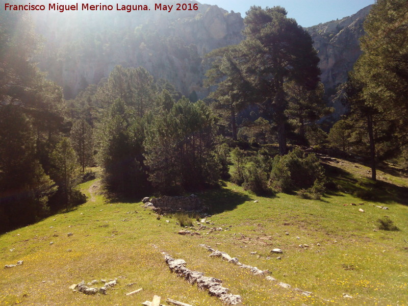 Lavadero de Pardales - Lavadero de Pardales. Camino nivelado y lavadero