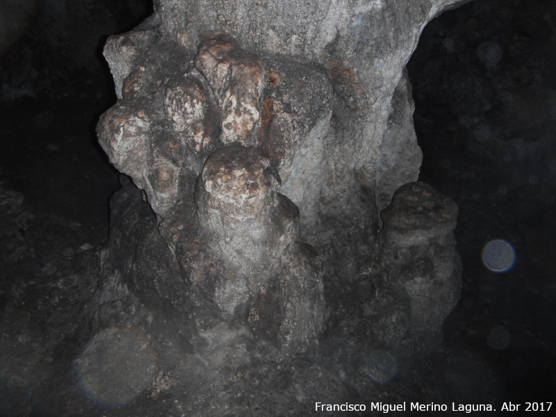 Cueva de los Esqueletos - Cueva de los Esqueletos. Base de la columna principal