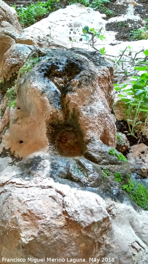 Eremitorio de la Cueva de las Cruces - Eremitorio de la Cueva de las Cruces. Cazoletas con canalizaciones