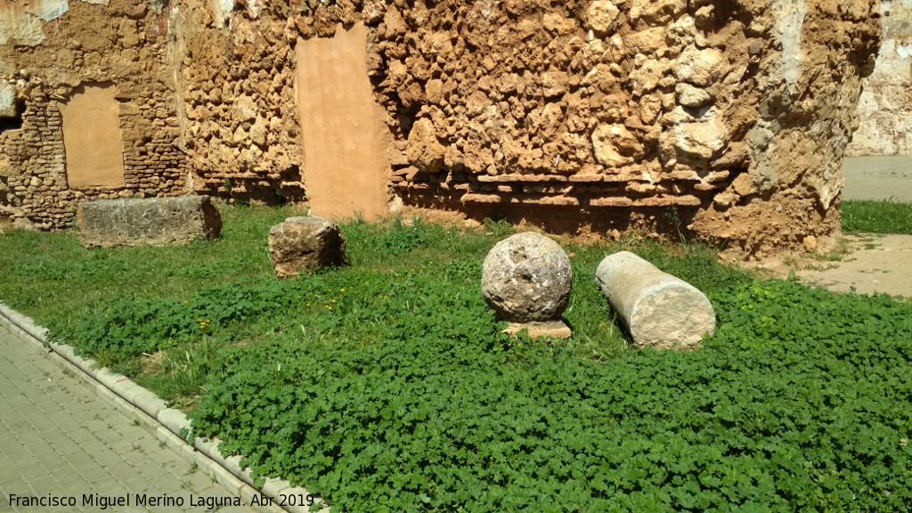 Castillo de los Guzmanes - Castillo de los Guzmanes. Piezas arqueolgicas en los jardines extramuros