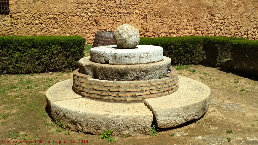 Castillo de los Guzmanes - Castillo de los Guzmanes. Piedras de molino y bolao