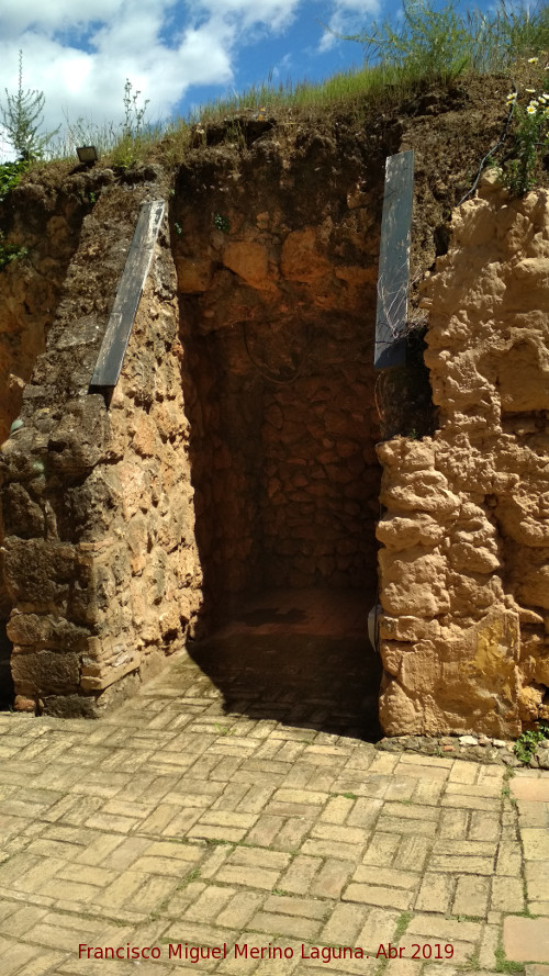 Castillo de los Guzmanes - Castillo de los Guzmanes. Puerta cegada en la barbacana este