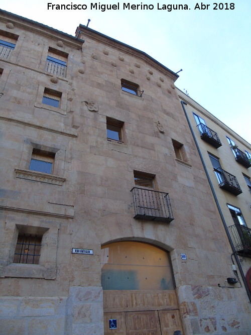 Casa de las Conchas - Casa de las Conchas. Torre de la Calle Rua Antigua