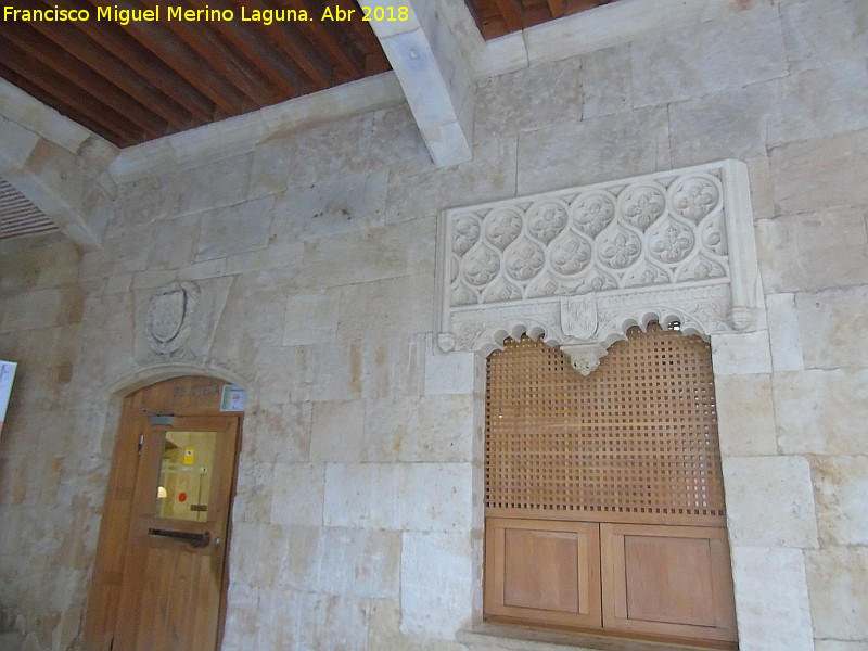 Casa de las Conchas - Casa de las Conchas. Puerta y ventana que dan al patio