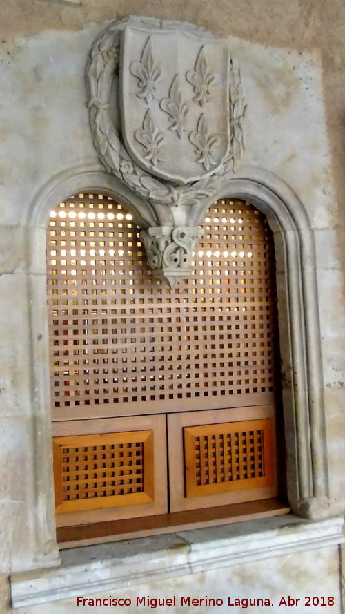 Casa de las Conchas - Casa de las Conchas. Escudo y ventana de la galera alta