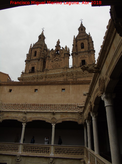 Casa de las Conchas - Casa de las Conchas. Asomando La Clereca