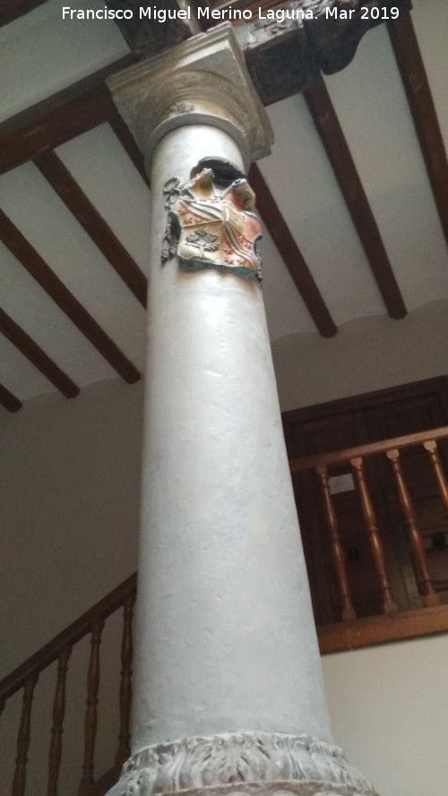 Palacio Episcopal - Palacio Episcopal. Columna y escudo