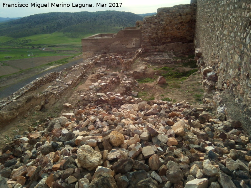 Castillo de Alarcos - Castillo de Alarcos. Construcciones a extramuros entre el Torren Suroeste y el Torren Sur