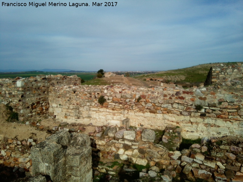 Castillo de Alarcos - Castillo de Alarcos. Desde el castillo hacia la ermita