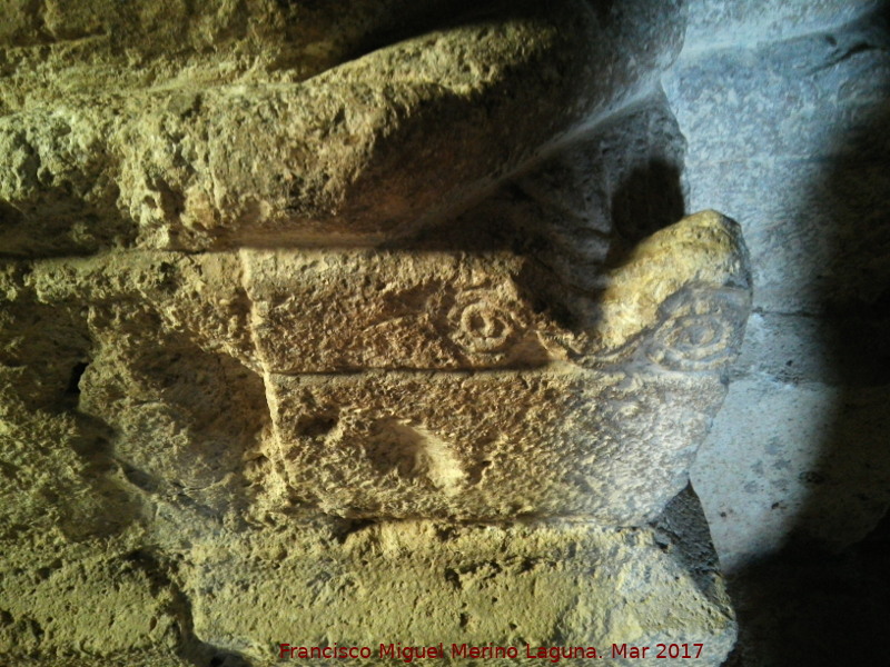 Ermita de Alarcos - Ermita de Alarcos. Basa con esquina de buho