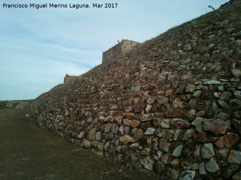 Castillo de Alarcos. Torren Norte - Castillo de Alarcos. Torren Norte. Sobre el talud