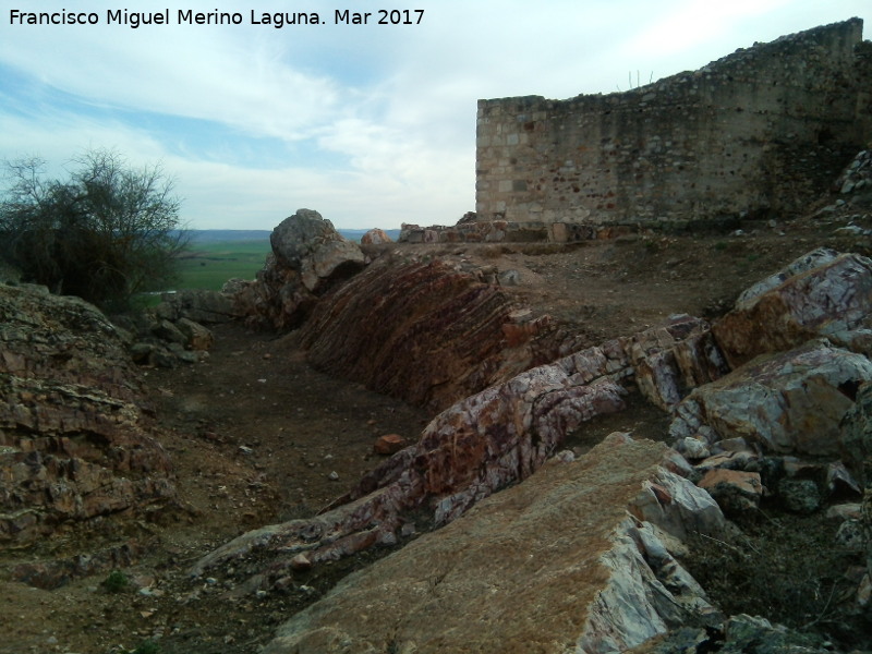 Castillo de Alarcos. Torren Pentagonal Este - Castillo de Alarcos. Torren Pentagonal Este. Foso y torren