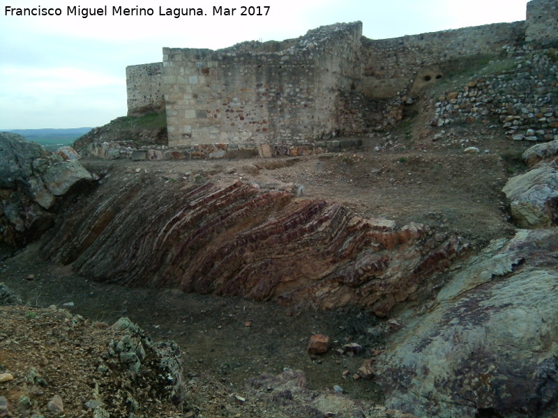 Castillo de Alarcos. Torren Pentagonal Este - Castillo de Alarcos. Torren Pentagonal Este. Foso y torren