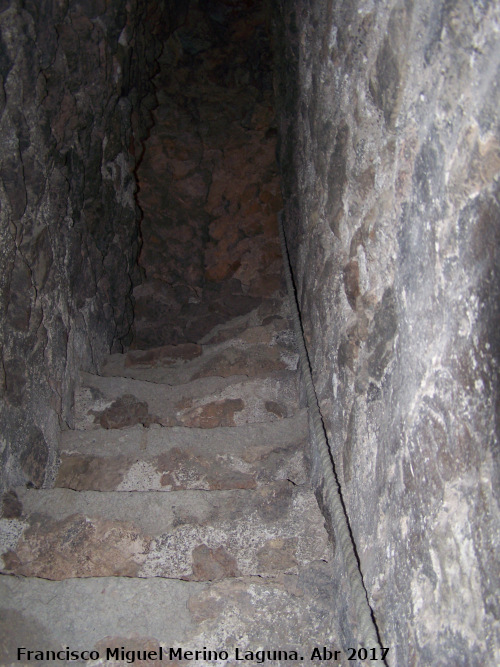 Castillo de Torres - Castillo de Torres. Escaleras de subida a la segunda planta
