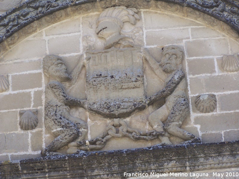 Casa de Las Torres - Casa de Las Torres. Salvajes sosteniendo el escudo de los Dvalos y Orozco