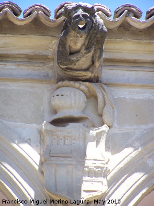 Casa de Las Torres - Casa de Las Torres. Grgola y escudo central izquierda de los Dvalos del lado norte del patio