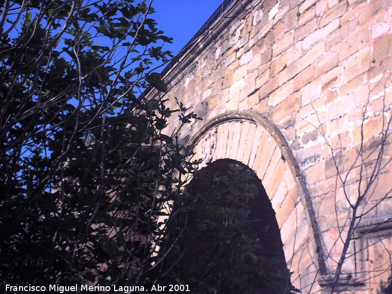 Puente Ariza - Puente Ariza. Ojo del puente con el escudo de San Miguel