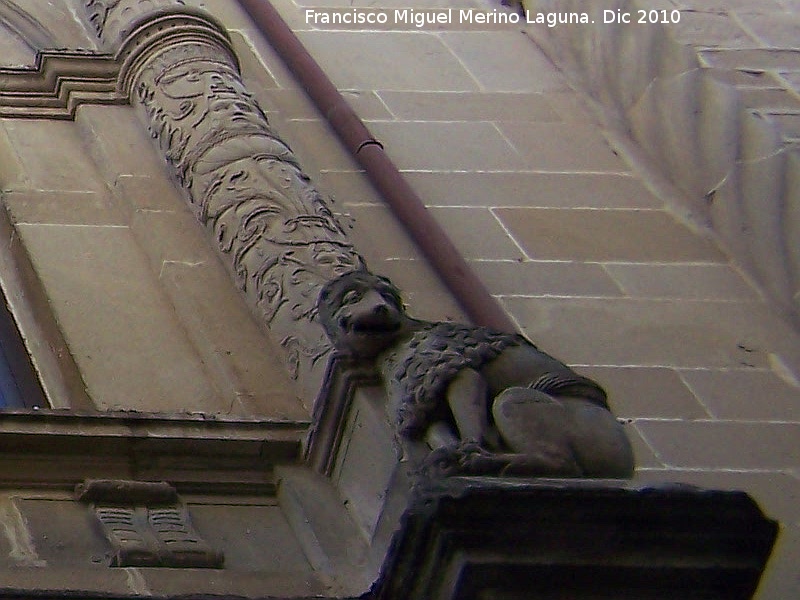 Palacio de Torrente - Palacio de Torrente. Len con columna con grutescos