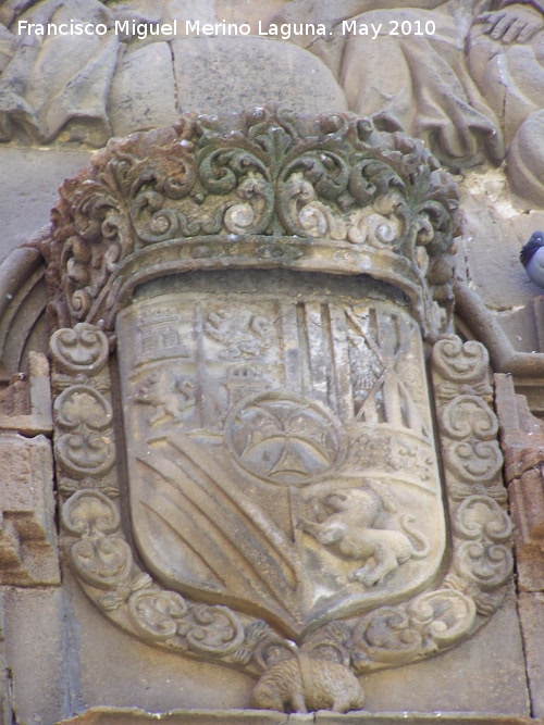 Iglesia y Convento de la Santsima Trinidad - Iglesia y Convento de la Santsima Trinidad. Escudo de la portada lateral bajo la Santisima Trinidad