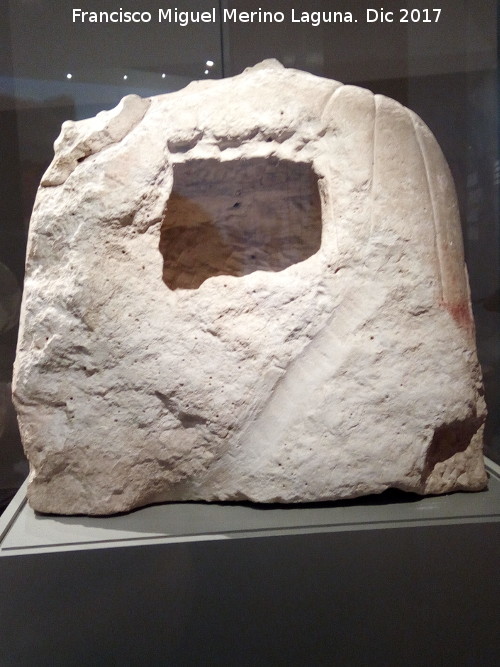 Necrpolis de Cerro Largo - Necrpolis de Cerro Largo. Parte trasera del Busto de Baza. Museo Ibero de Jan