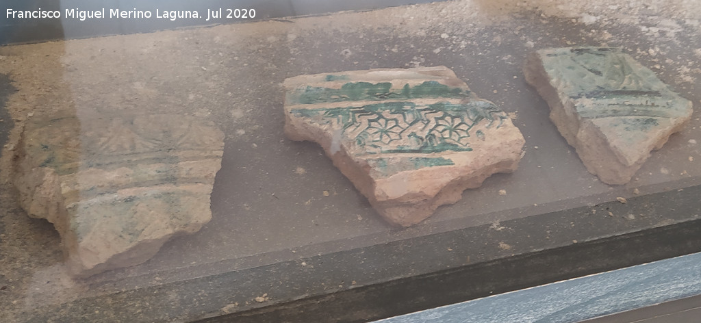 Castillo de Olvera - Castillo de Olvera. Cer�mica nazar�. Siglos XIII-XIV. Hallada en el patio de armas. Museo La frontera y los castillos