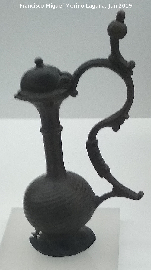Museo Arqueolgico de Granada - Museo Arqueolgico de Granada. Jarrito de bronce, siglo XI