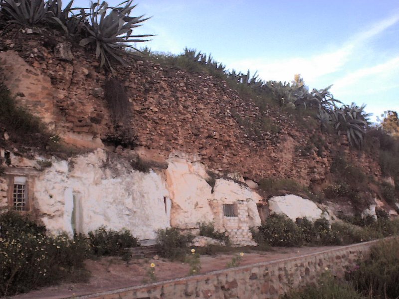 Castillo de Vilches - Castillo de Vilches. Casas cueva bajo restos de la muralla