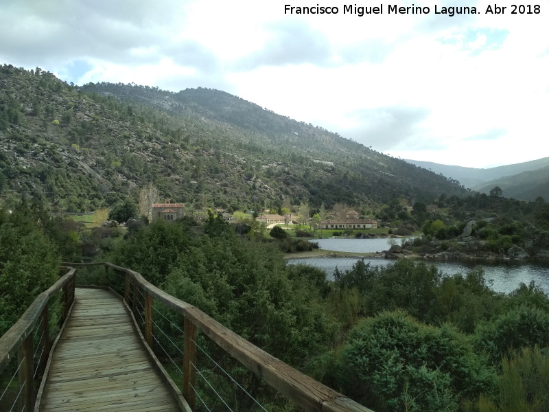 Aldea Las Cruceras - Aldea Las Cruceras. Desde el Sendero del Enebral