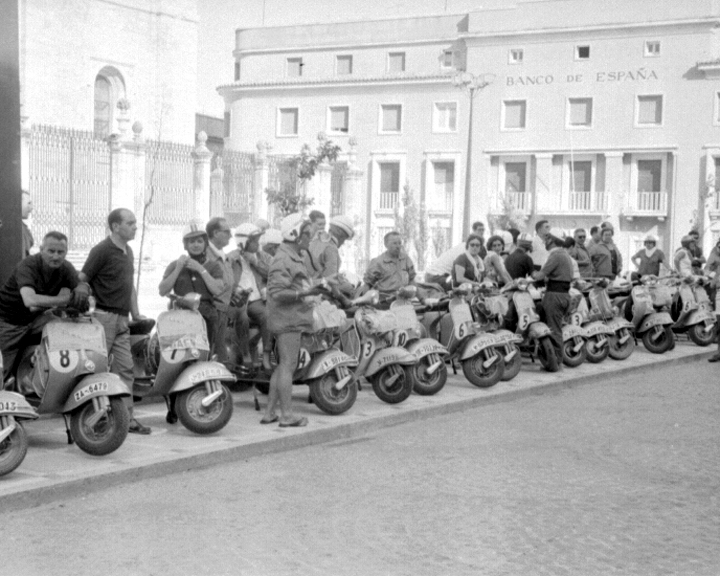 Antiguo Banco de Espaa - Antiguo Banco de Espaa. Foto antigua. Concentracin de Vespas