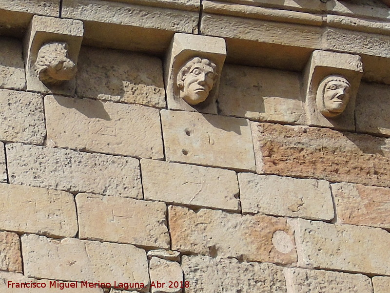 Catedral Vieja - Catedral Vieja. Canecillos, marcas de cantero y piedra reutilizada