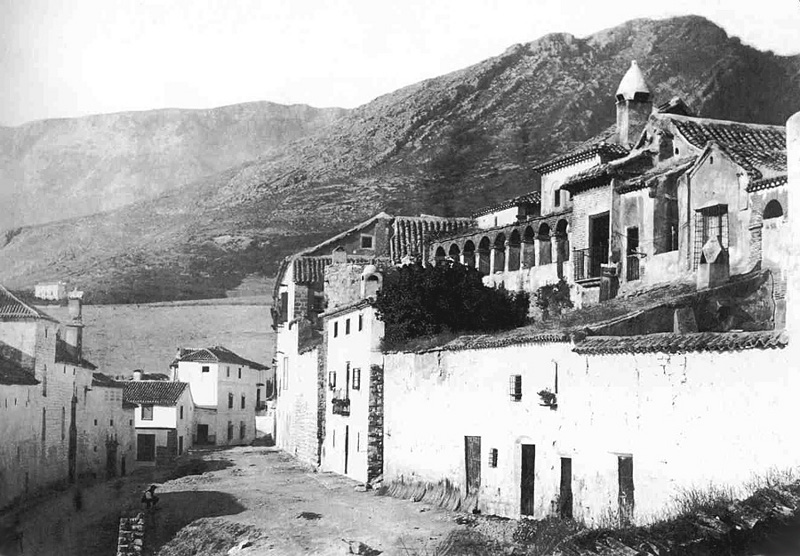 Palacio del Conde de Torralba - Palacio del Conde de Torralba. Foto antigua. La galera de arcadas y la gran chimenea pertenece al palacio. La foto es de 1862