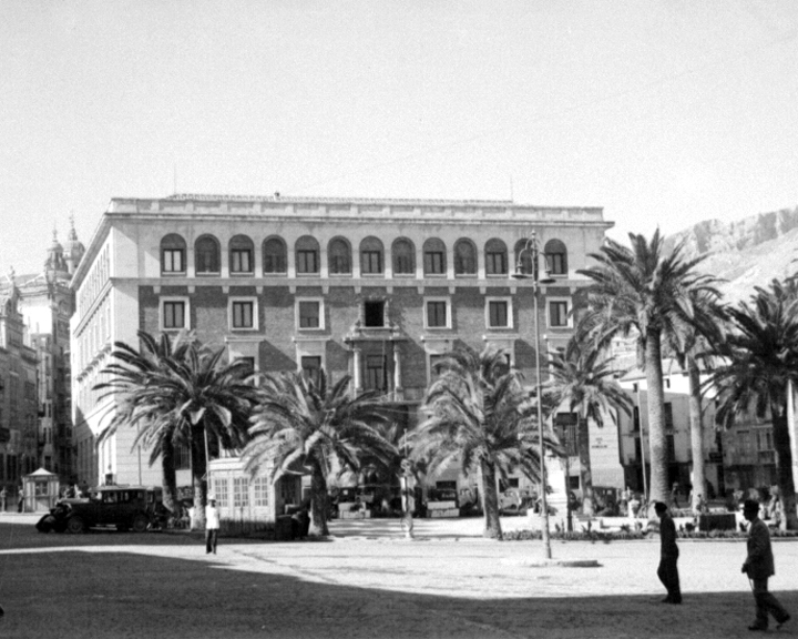 Edificio de Hacienda - Edificio de Hacienda. Foto antigua