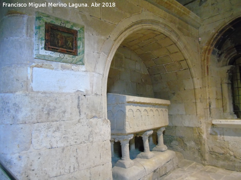 Catedral Vieja. Claustro - Catedral Vieja. Claustro. Sepulcro del ala norte