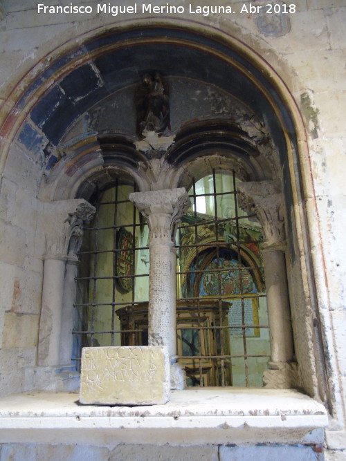 Catedral Vieja. Claustro - Catedral Vieja. Claustro. Ventana del ala este