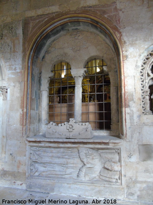 Catedral Vieja. Claustro - Catedral Vieja. Claustro. Ventana y sepulcro del ala este