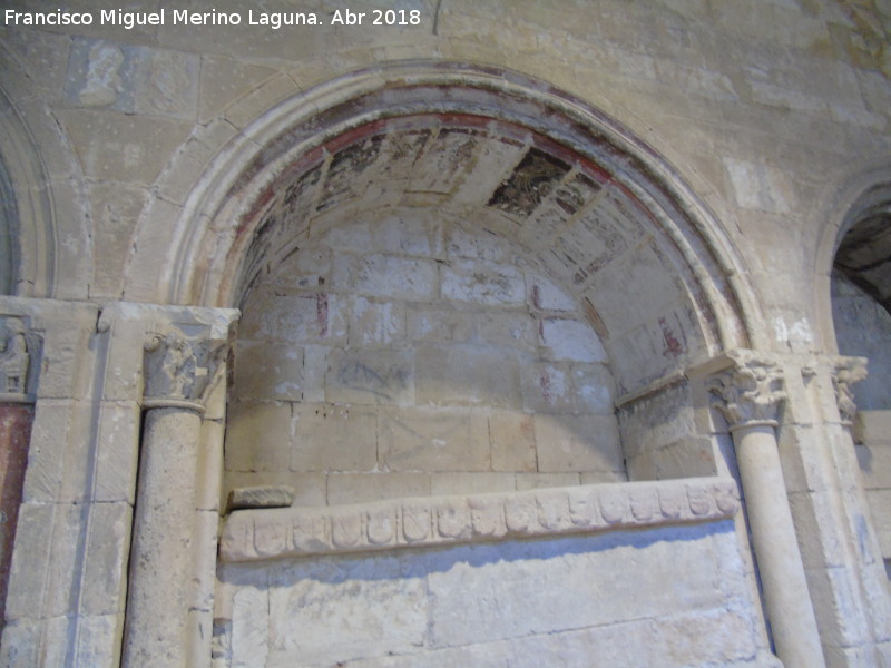 Catedral Vieja. Claustro - Catedral Vieja. Claustro. Sepulcro en el ala sur