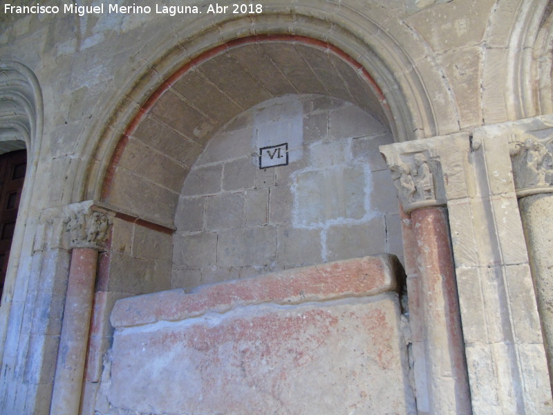 Catedral Vieja. Claustro - Catedral Vieja. Claustro. Sarcfago en el ala sur