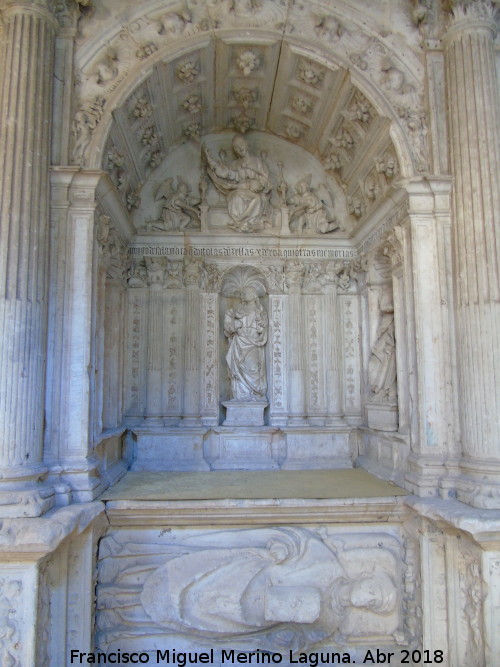 Catedral Vieja. Claustro - Catedral Vieja. Claustro. Sepulcro en el ala sur con la Virgen de Santa Mara