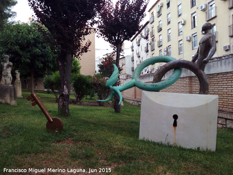 Escuela de Arte Jos Nogu - Escuela de Arte Jos Nogu. Escultura en el jardn