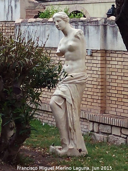 Escuela de Arte Jos Nogu - Escuela de Arte Jos Nogu. Escultura en el jardn