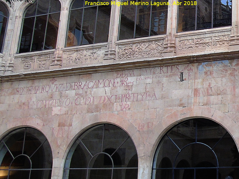 Escuelas Mayores. Patio - Escuelas Mayores. Patio. Emblemas y vtores