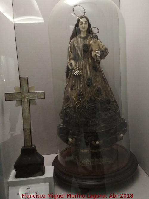 Museo de Art Nouveau y Art Dco - Museo de Art Nouveau y Art Dco. Cruz y Virgen del siglo XVIII