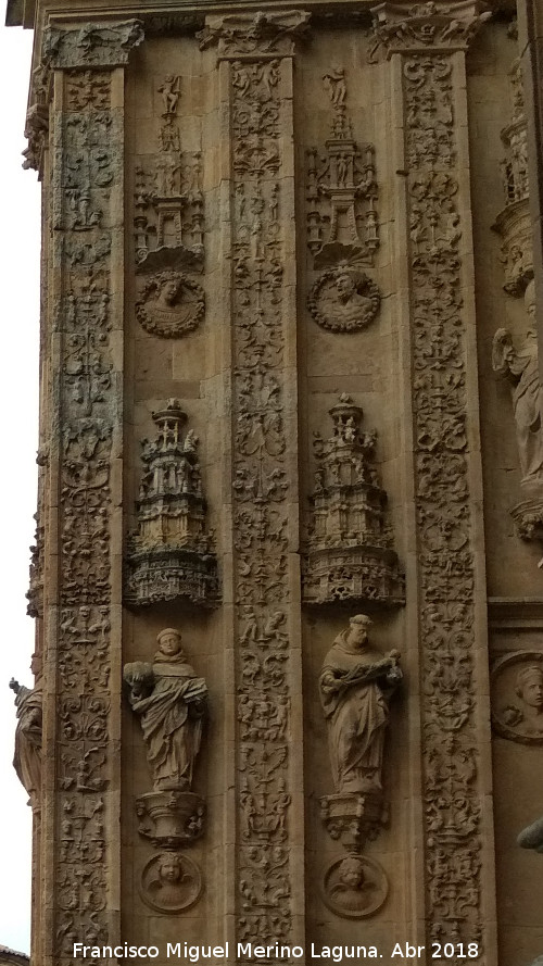 Convento de San Esteban. Portada - Convento de San Esteban. Portada. Detalle de un lateral