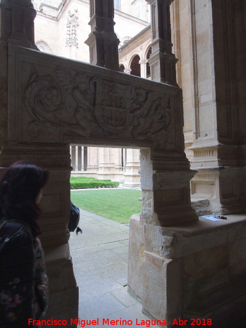 Convento de San Esteban. Claustro - Convento de San Esteban. Claustro. Escudo