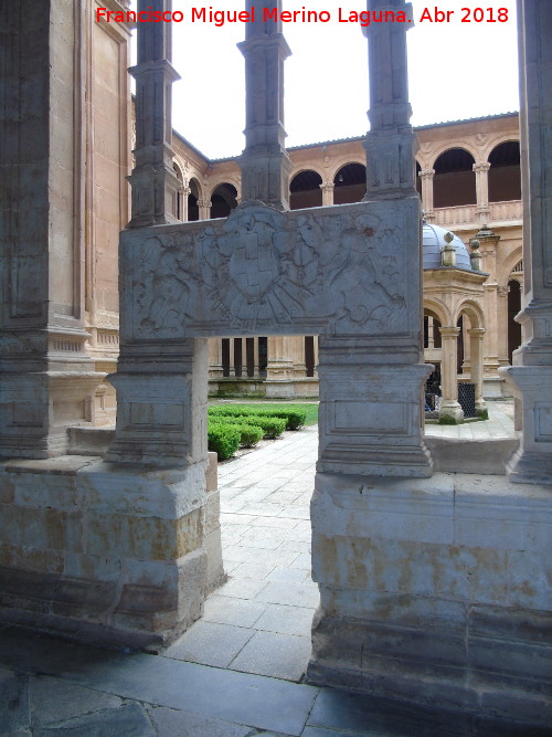 Convento de San Esteban. Claustro - Convento de San Esteban. Claustro. Escudo