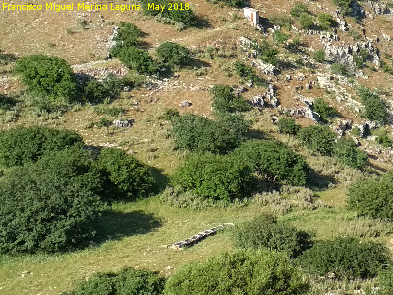 Fuente del Collado de los Bastianes - Fuente del Collado de los Bastianes. Desde el Cerro Veleta, canalizacin y fuente