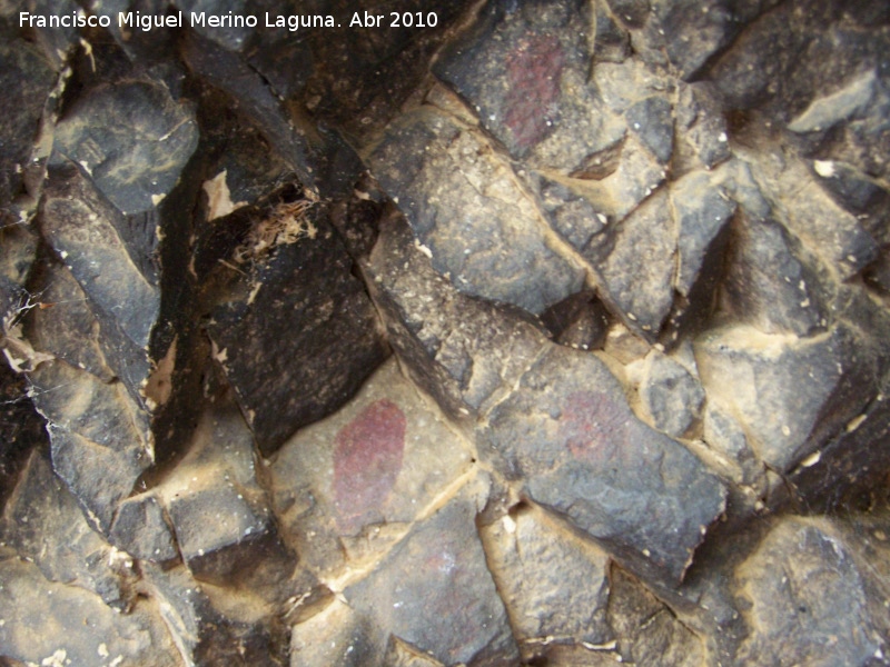 Pinturas rupestres de la Cueva de los Herreros Grupo V - Pinturas rupestres de la Cueva de los Herreros Grupo V. Puntos en el techo