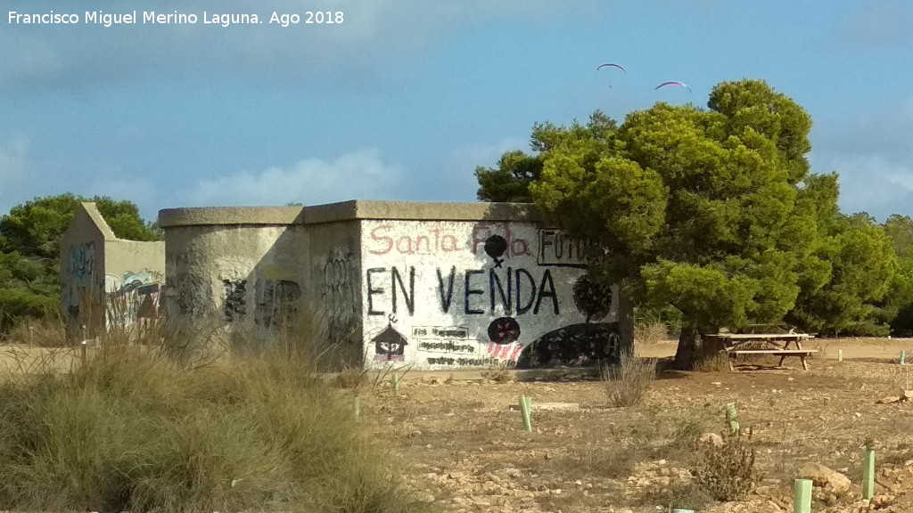 Pabellones del Faro - Pabellones del Faro. Caseta de Oficiales y al fondo el Pabelln Este